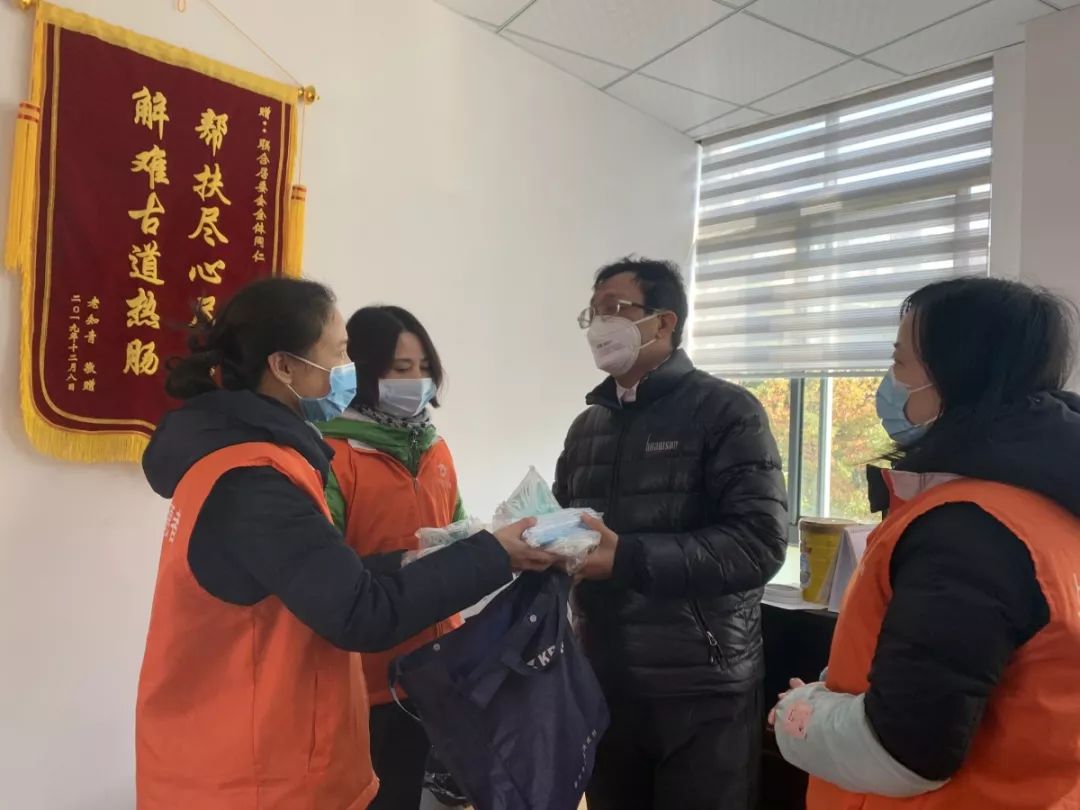 战疫的暖心事例视频,上海战疫感人瞬间