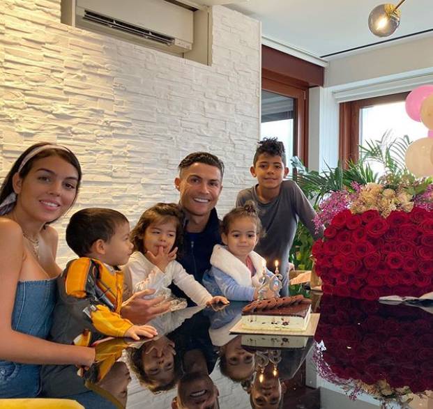 c罗迎39周岁生日快乐,37岁的c罗也抵不过岁月的流逝