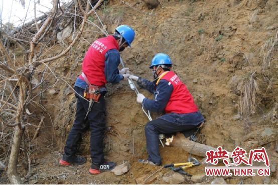 电杆撞断电力抢修新闻报道,供电所被汽车撞断的电杆