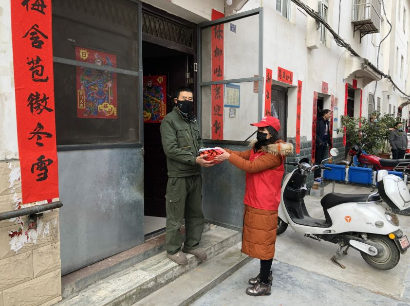 元宵节送温暖防疫一线的文章,疫情当前农村元宵节送灯