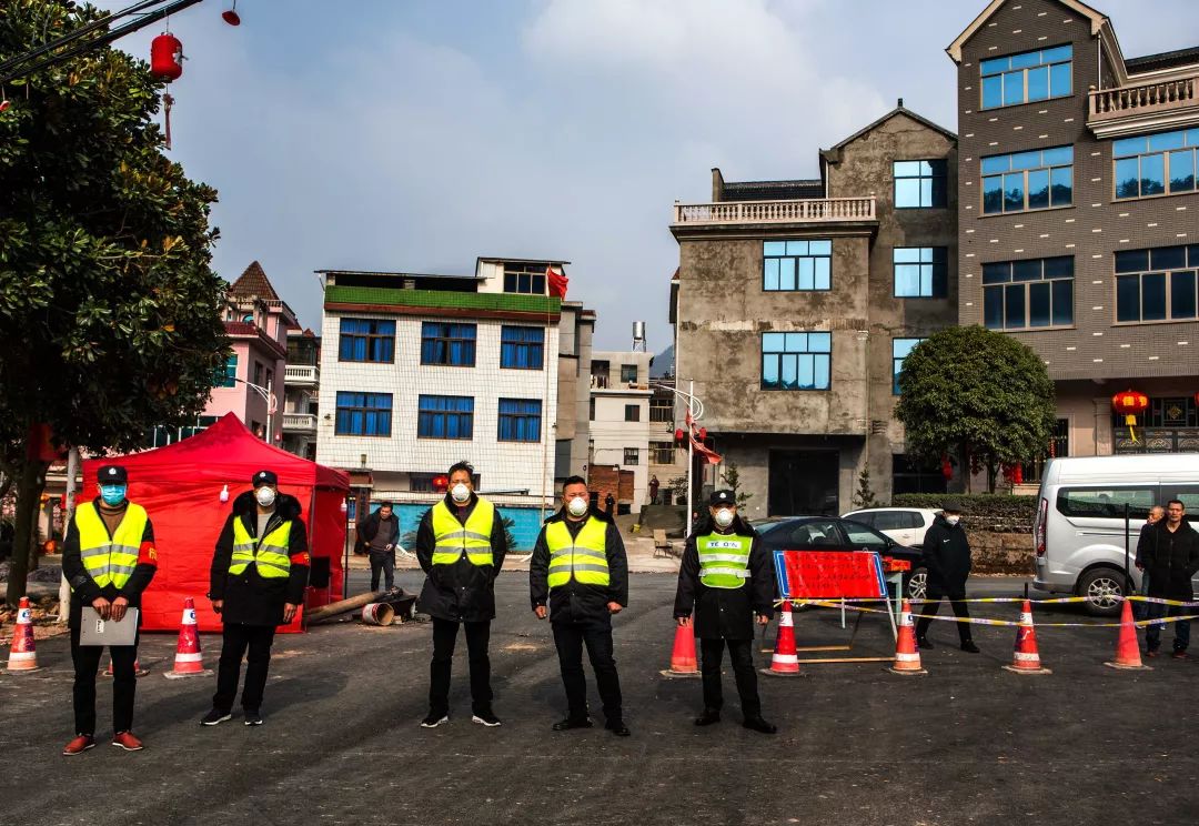 抗击疫情记者对警察的采访,媒体直击海曙青林湾西区防疫现场