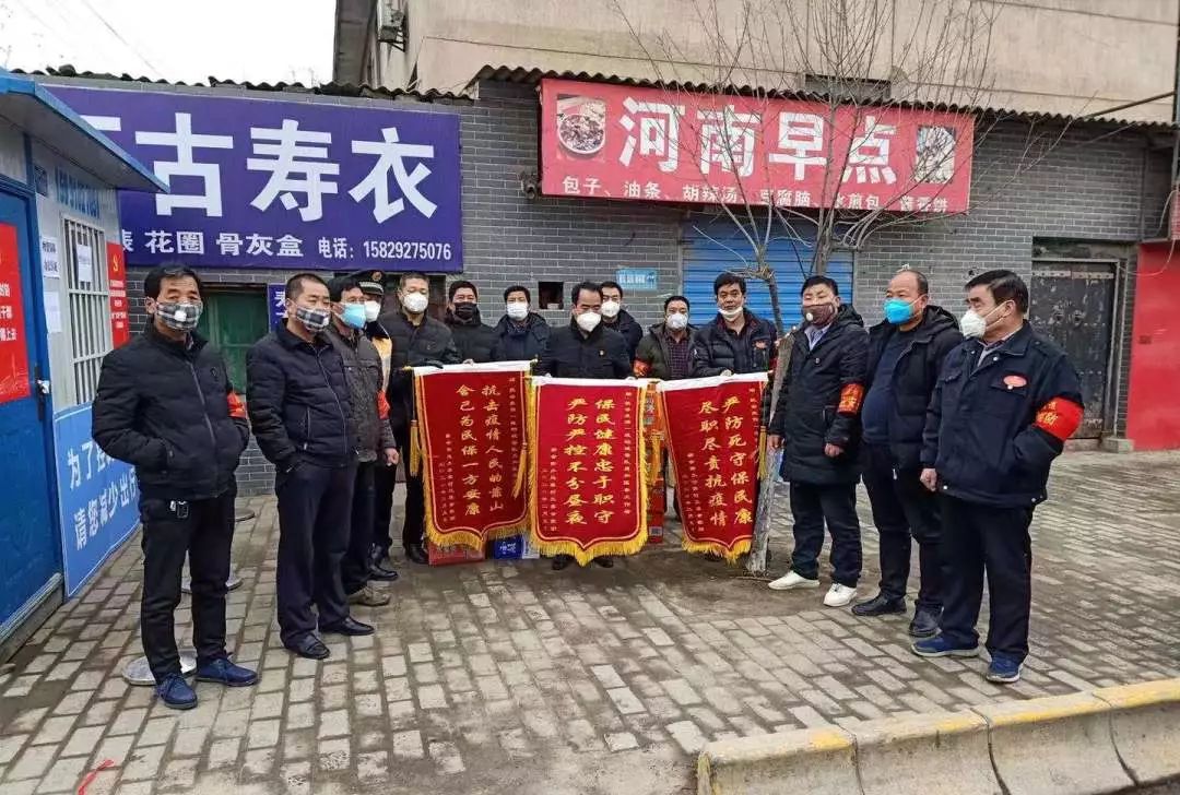 战疫一线党旗飘勇担使命践初心,让党旗在防控战役第一线高高飘扬