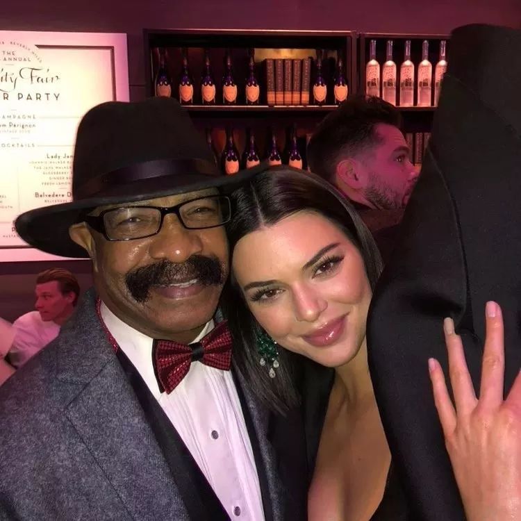 kanye采访drake妈妈,drake跟kanye的妈妈