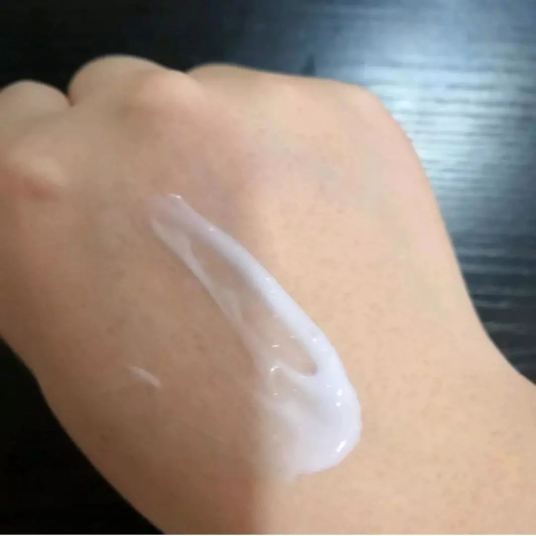 有了水乳精华脸嫩了,有了这些护肤品会更年轻