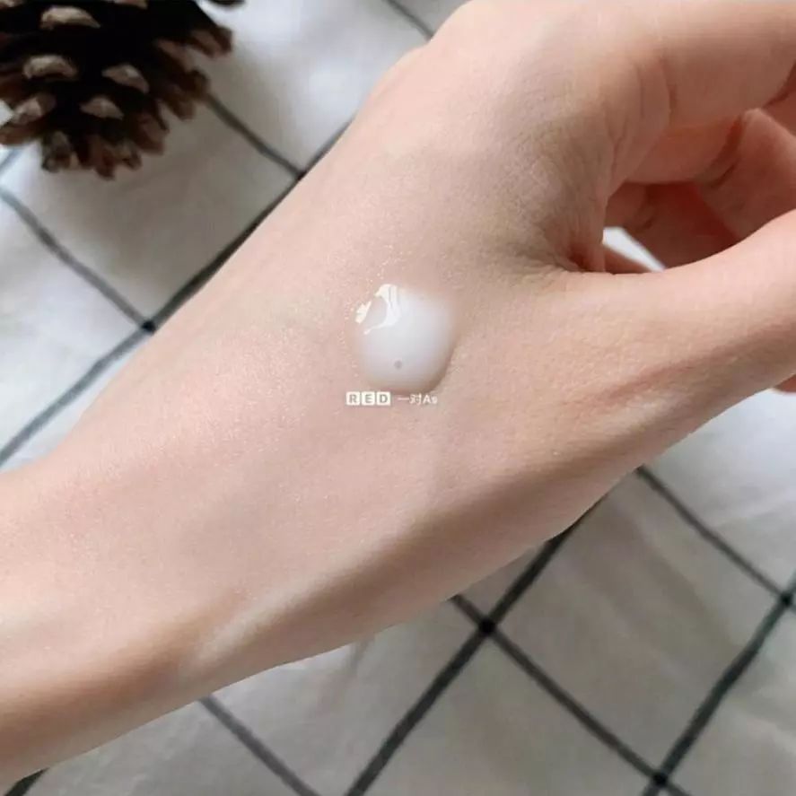 有了水乳精华脸嫩了,有了这些护肤品会更年轻