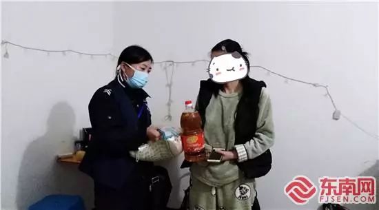 穿蓝马甲的防疫工作人员,莆田网格员疫情防控