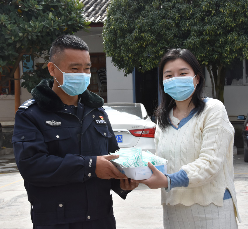 新丽江人+12位本地青年！爱心人士让石鼓镇洋溢着温暖