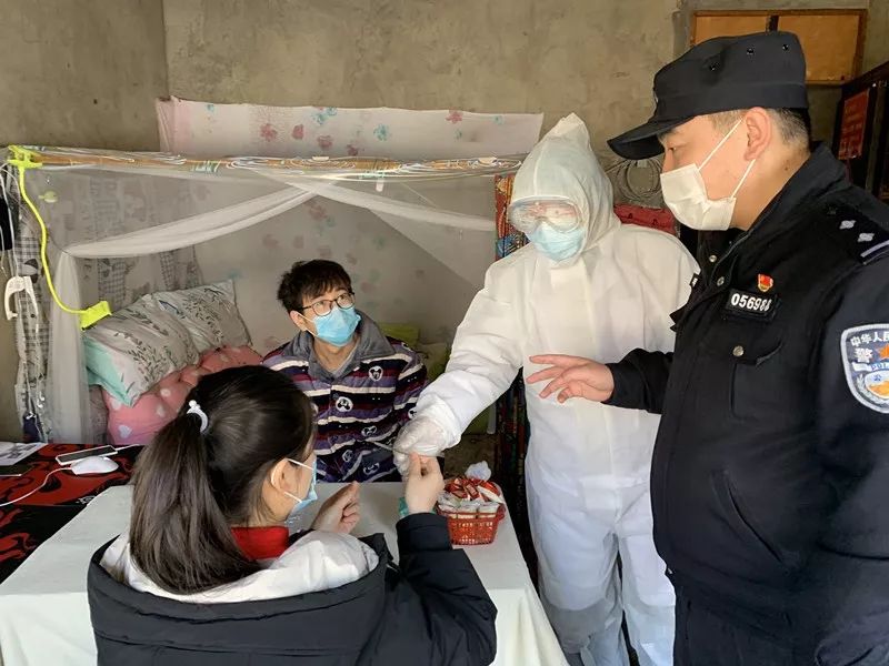 13岁女童独自在家，社区工作人员当起“临时父母”