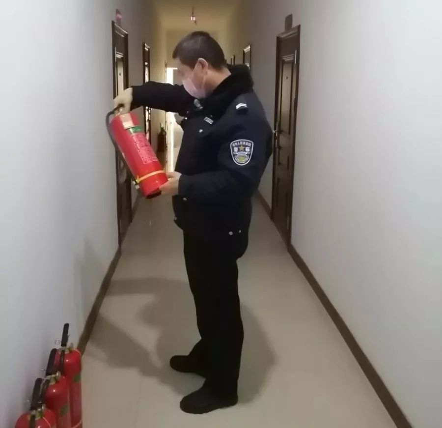 隔离病毒不隔离爱社区片警与你“疫”起同行