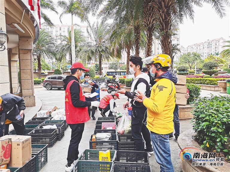抗击疫情·动态|海口江畔人家小区来了支红色“运输队”