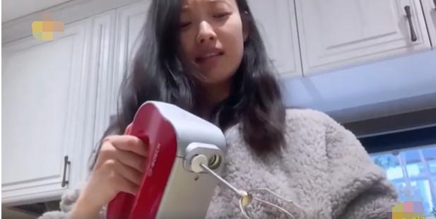 倪妮素颜出镜下厨做蛋糕,倪妮做蛋糕