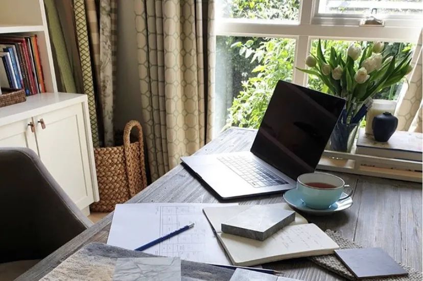 日常生活中的时尚博主,一个居家上班的博主