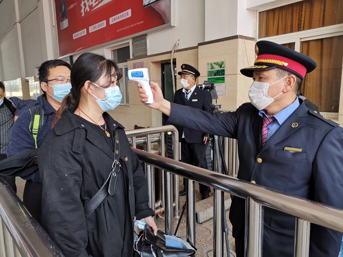 抗疫人员家人去世痛哭,抗疫人员父母去世