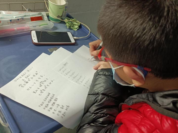 驰援手记｜10岁小患者说“我好无聊！”，94年男护士主动当起了“私人家教”