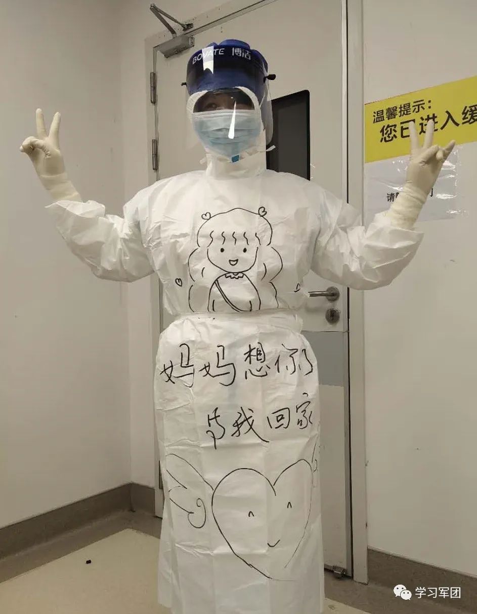 抗疫一线的白衣感动瞬间,武汉疫情防护服上写精忠报国