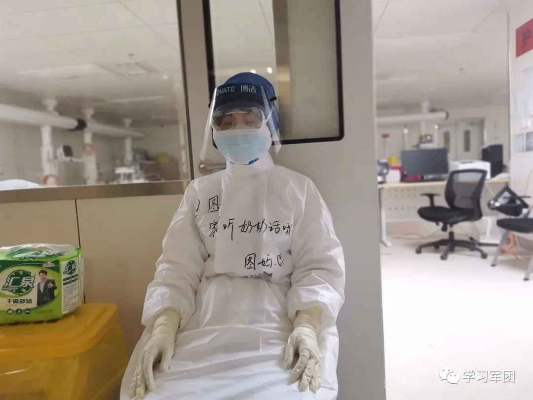 抗疫一线的白衣感动瞬间,武汉疫情防护服上写精忠报国