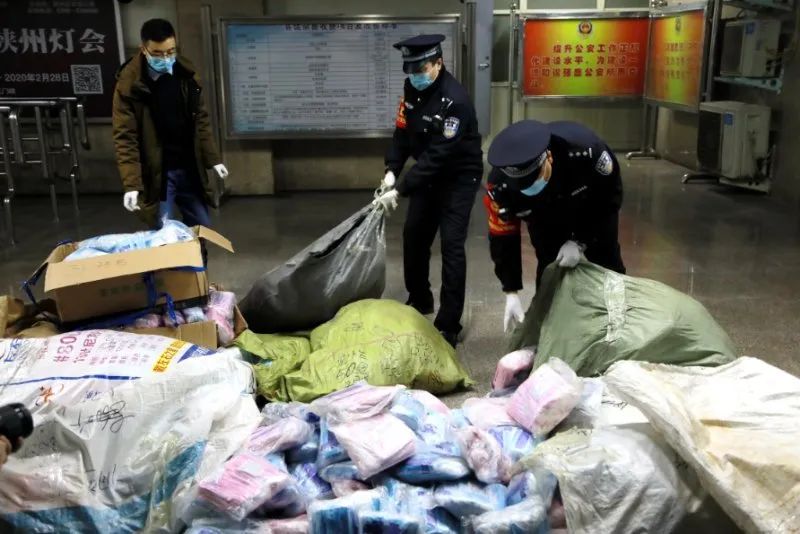 32万只假口罩即将被运走，好在铁警及时接到群众举报……