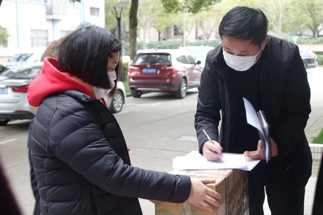 华漕镇一线战“疫”日记（0303）——暖心！著名足球运动员范志毅带着10000只口罩来华漕