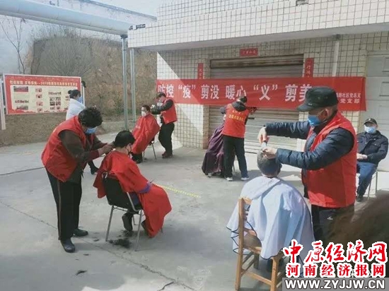 志愿者以实际行动践行雷锋精神,志愿服务不停步雷锋精神谱新篇