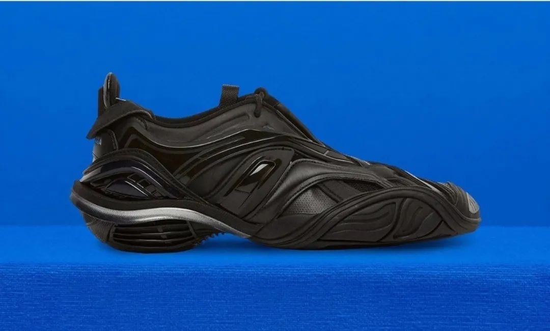 发现时髦的女人都在穿这3双鞋,穿了两只不同鞋子发朋友圈