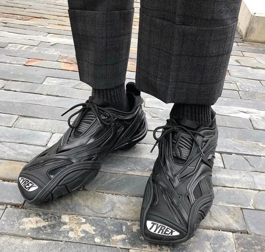 发现时髦的女人都在穿这3双鞋,穿了两只不同鞋子发朋友圈