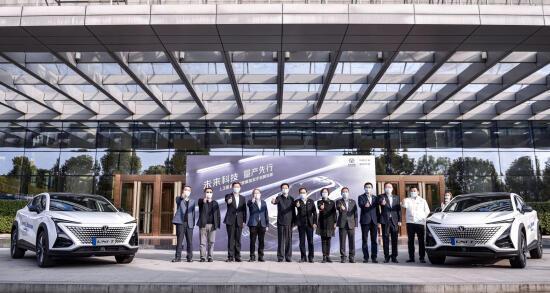 胆儿肥,国企老总驾车上路大撒把,得知真相后朋友圈炸了……