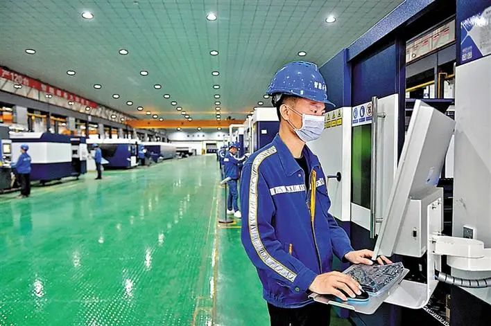 听着机器轰隆隆的声音,听机器的轰鸣声才睡得着觉