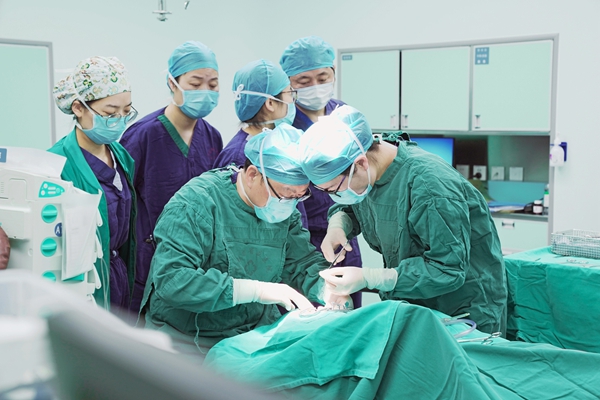 刚出生宝宝揪心一幕,揪心的新生儿