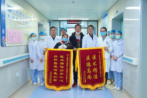 刚出生宝宝揪心一幕,揪心的新生儿