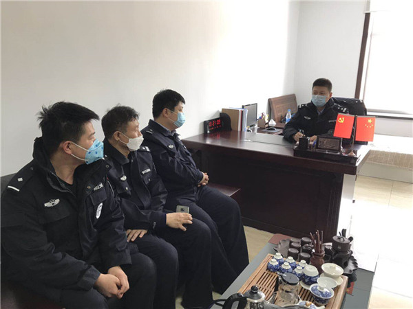 藏蓝身影肩扛责任,藏蓝青春所承担的责任