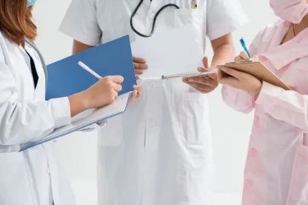 回应需求、支撑尊严、思考价值，她们不仅护理病人，也疗愈受创的心灵|此刻夜读