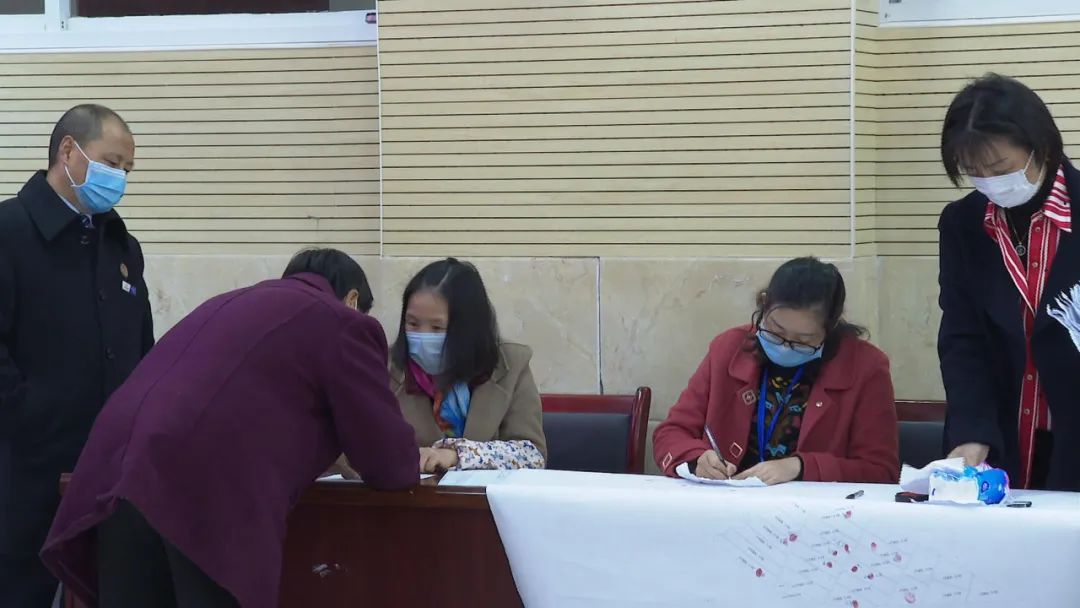 烹坝镇沙湾村移民户热闹抓阄“喜提土地”