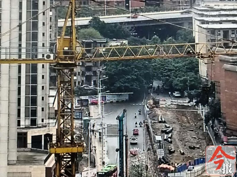 交警早高峰指挥交通,高峰期交警指挥走应急车道