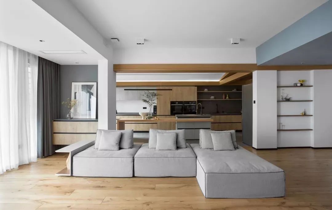 我用沙发把家里5口人分开后……家人感情反而升温了