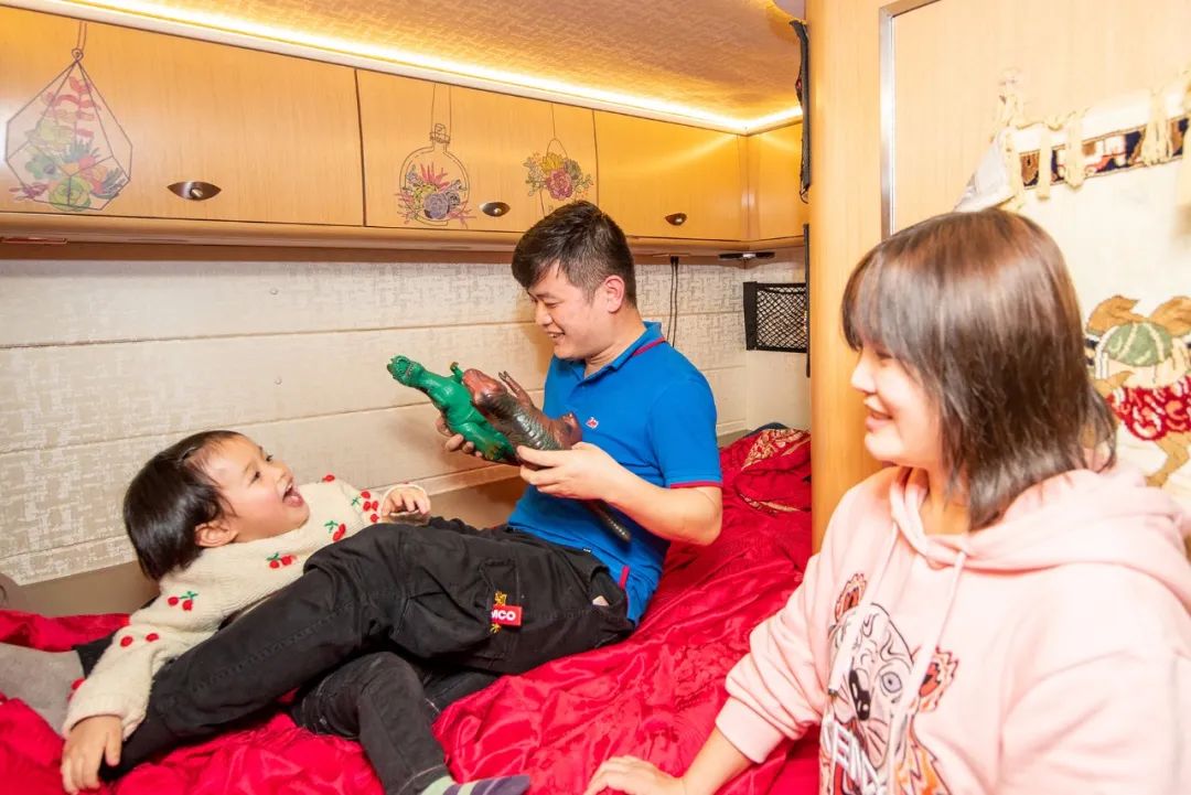 一家三口在车里住了3年,黄石一家三口