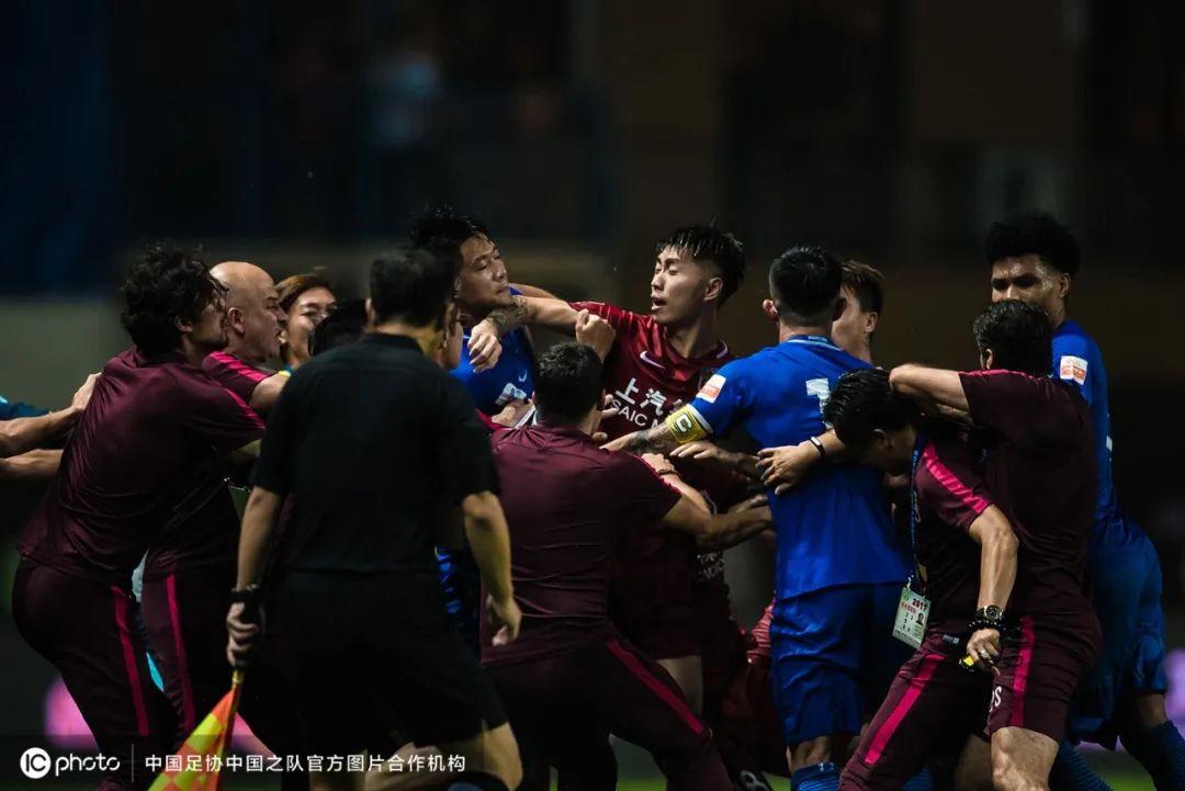 ICTalk｜拍摄一场国足比赛，我要按4000次快门