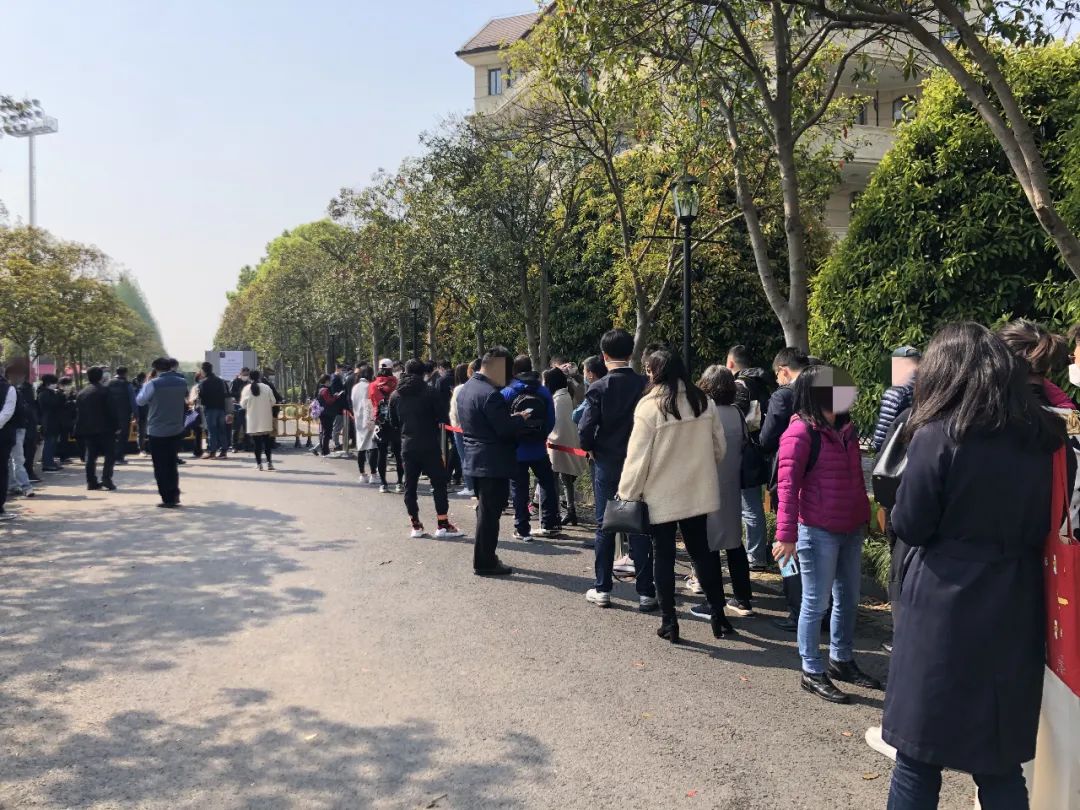 富人千万豪宅被疯抢,戴口罩抢千万豪宅