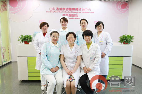 产科门诊医生收到产妇赠送的锦旗,妇幼保健院送锦旗图片