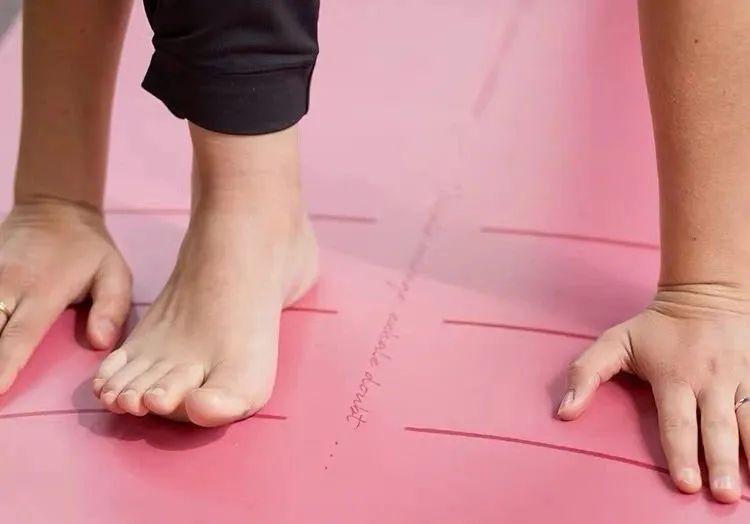 新买的瑜伽垫卷边怎么办,瑜伽垫收纳后容易卷边