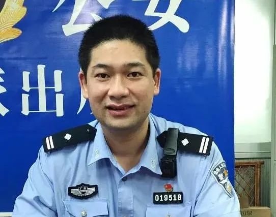 民警为滞留游客送物资,民警为滞留乘客送货