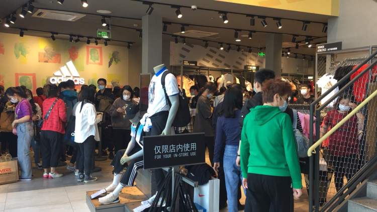 17980元风衣，到手6000多！青浦奥特莱斯近400家品牌推出低至1折的优惠活动｜五五嗨购季