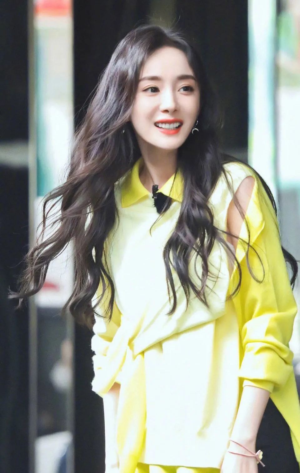 杨幂首次直播喜提五个热搜,杨幂新闻最新消息视频直播