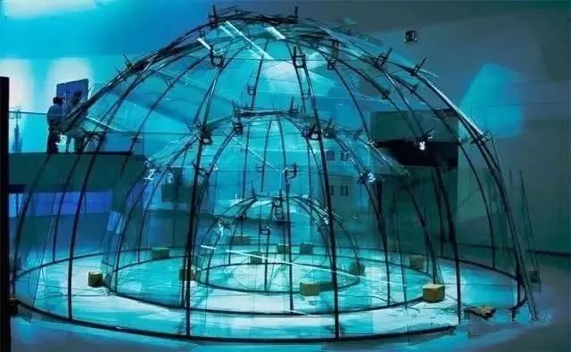 “贫穷艺术”创始人切兰特因新冠去世，这个并不贫穷的艺术运动为何伟大？