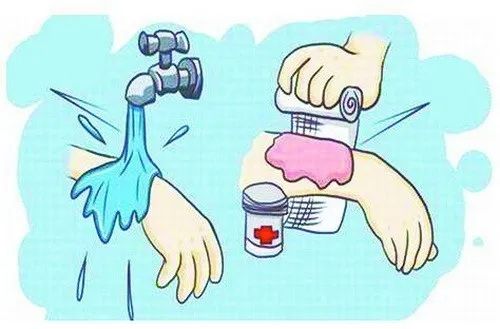 被这个常见物品刺了一下，女子住院1个月动了四次手术…