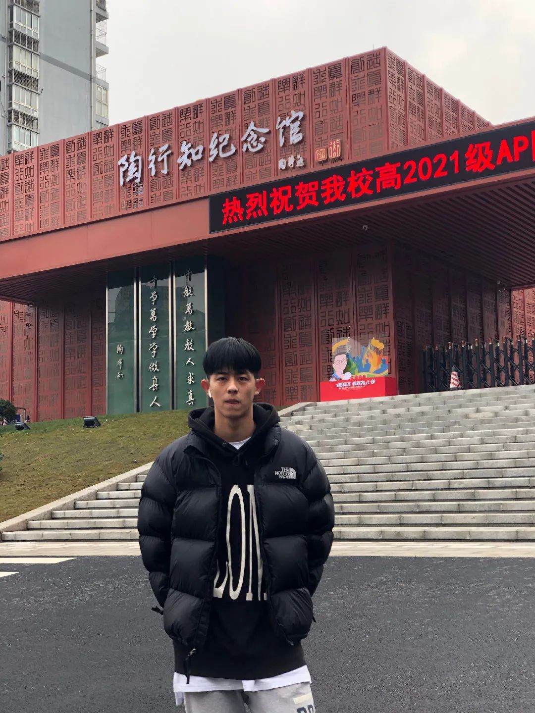 尼龙校草｜你的夏日运动场，就差这位复旦排球队帅哥朱启航了