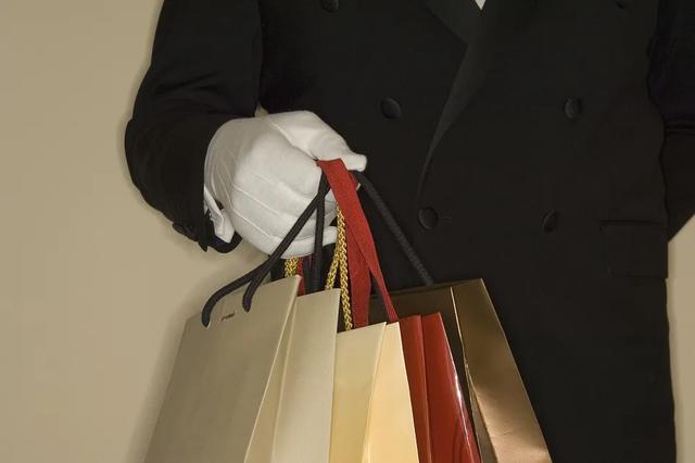 万亿级中古奢侈品市场：花一千块成为穿Prada的女王