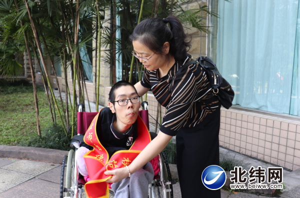 自强不息追逐梦想扶残助残与爱同行