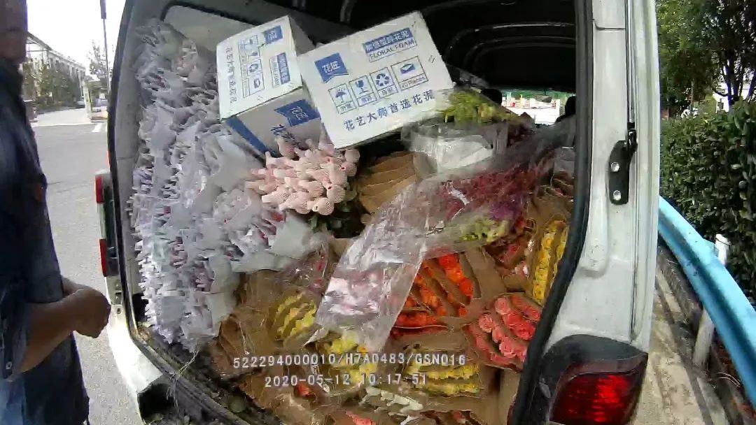 罚！小型普通客车改装成“流动花店”