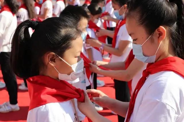 寻乌县实验小学少先队员入队仪式,林州市第一实验小学红领巾入队