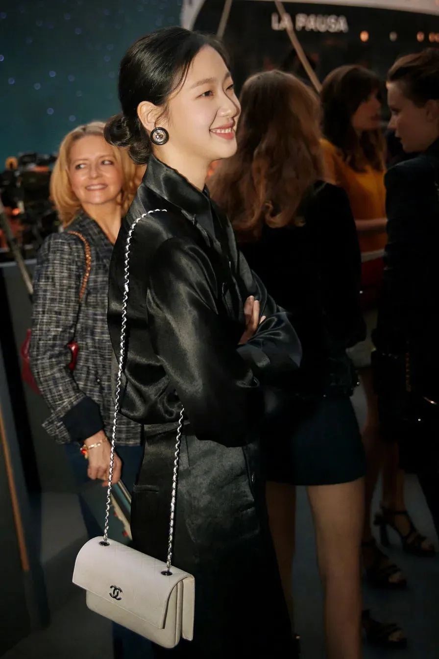 曾因长相被骂到注销账号，这位韩国单眼皮女孩颠覆了我们的审美....